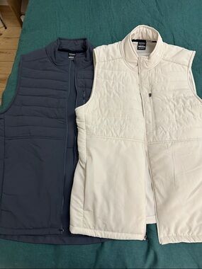 Pair of Skora Men's Quilted Vest - Cream & Navy